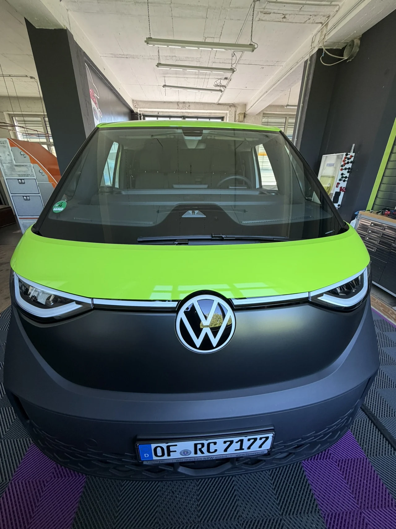 VW ID. Buzz Cargo von vorne, mit greem-grüner Fronthaube und Dachkante