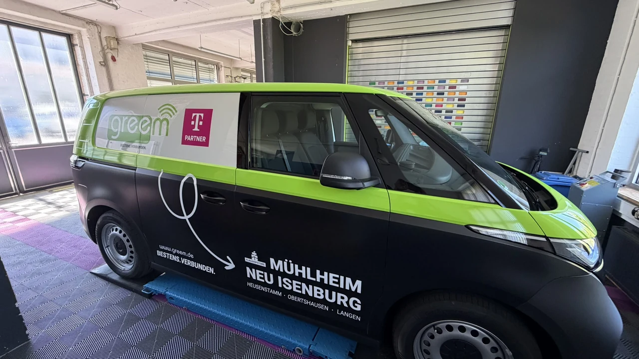VW ID. Buzz Cargo in greem-Folierung von der Seite