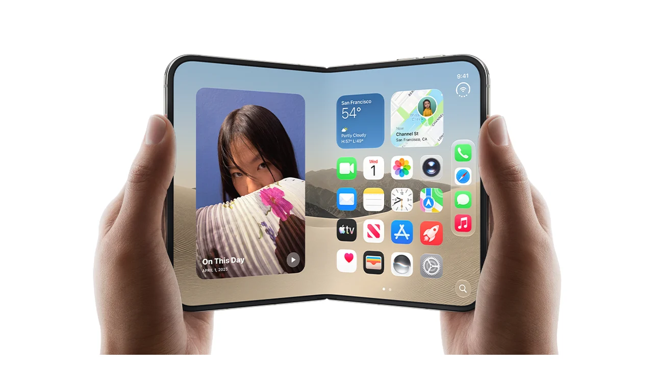 Aufgeklapptes iPhone Duo in zwei Händen vor weißem Hintergrund