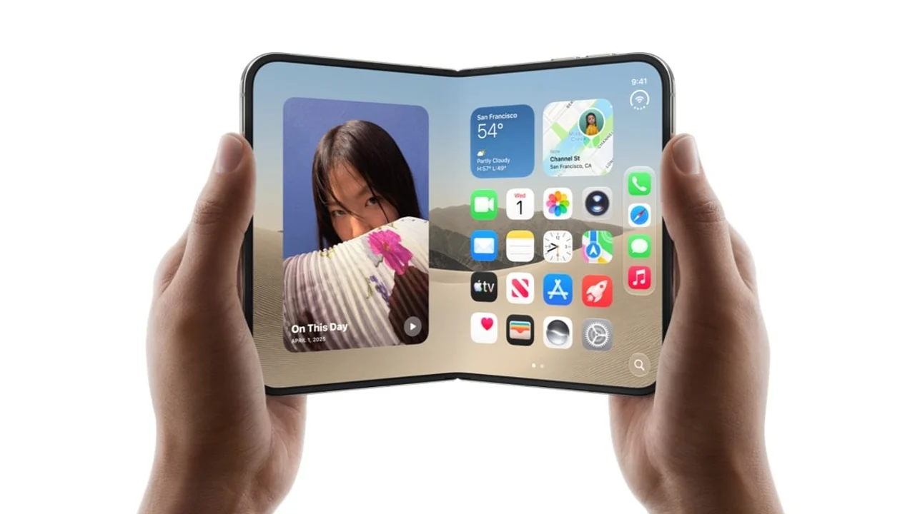 Aufgeklapptes iPhone Duo in zwei Händen vor weißem Hintergrund