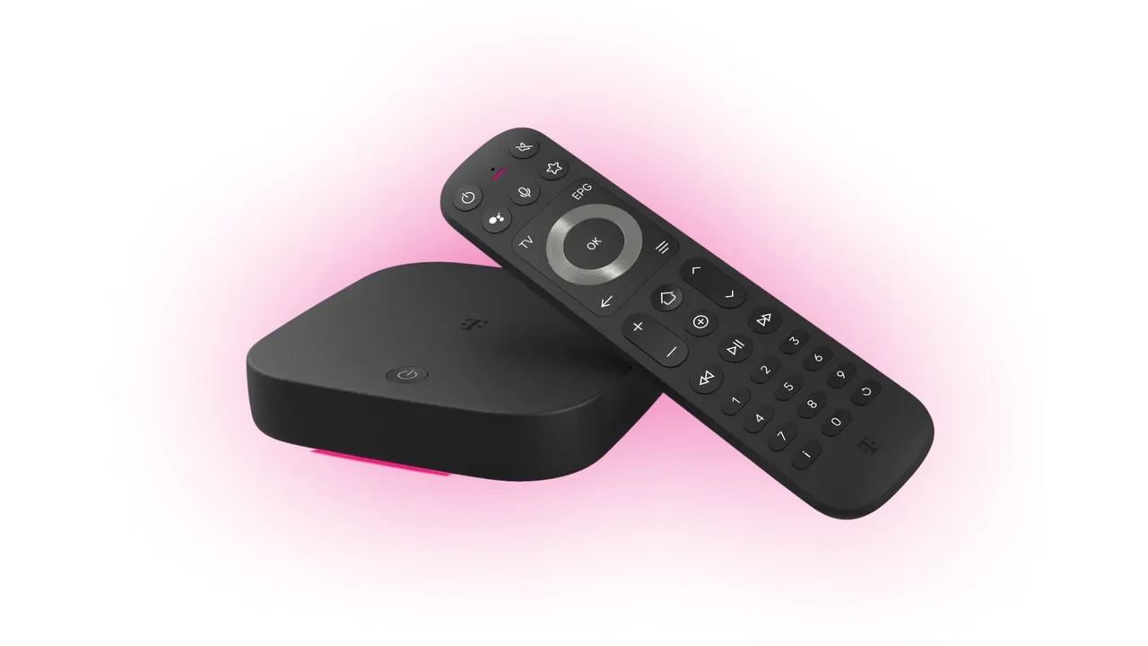 Schwarze TV-Box MagentaTV One mit Fernbedienung vor weißem Hintergrund
