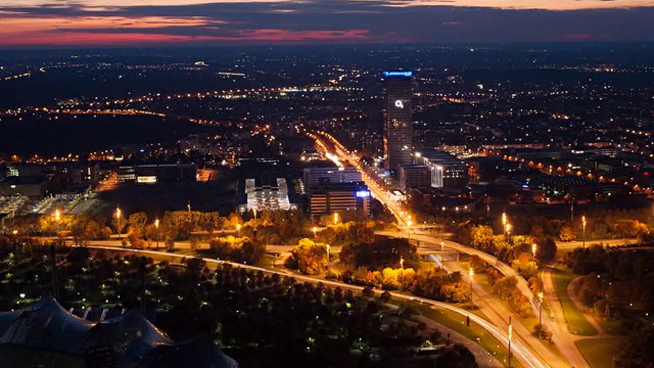 O2 Tower in München bei Nacht – Firmenzentrale von Telefónica Deutschland