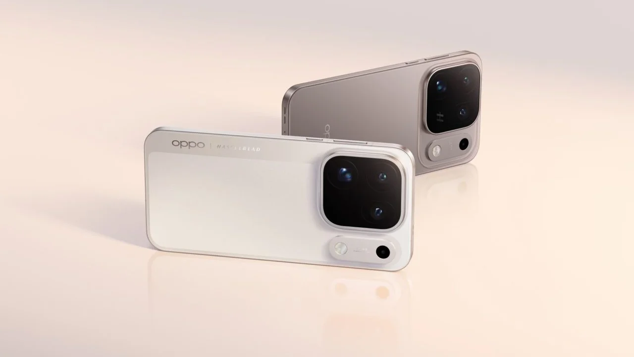 Zwei Oppo-Find-X10-Smartphones in Wei&szlig; und Grau mit gro&szlig;em rundem Kameramodul auf hellem Grund