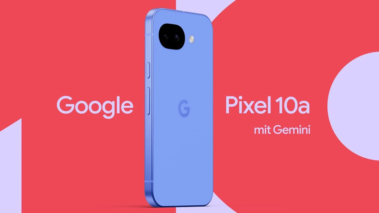 Google Pixel 10a in Blau von hinten vor rotem Hintergrund