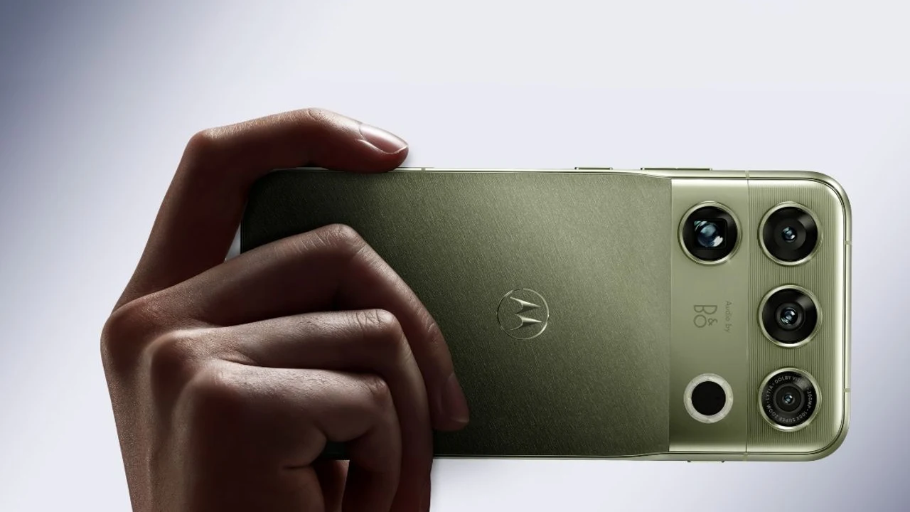 Pressefoto des Motorola Signature 27 in Grün mit vier Kameras